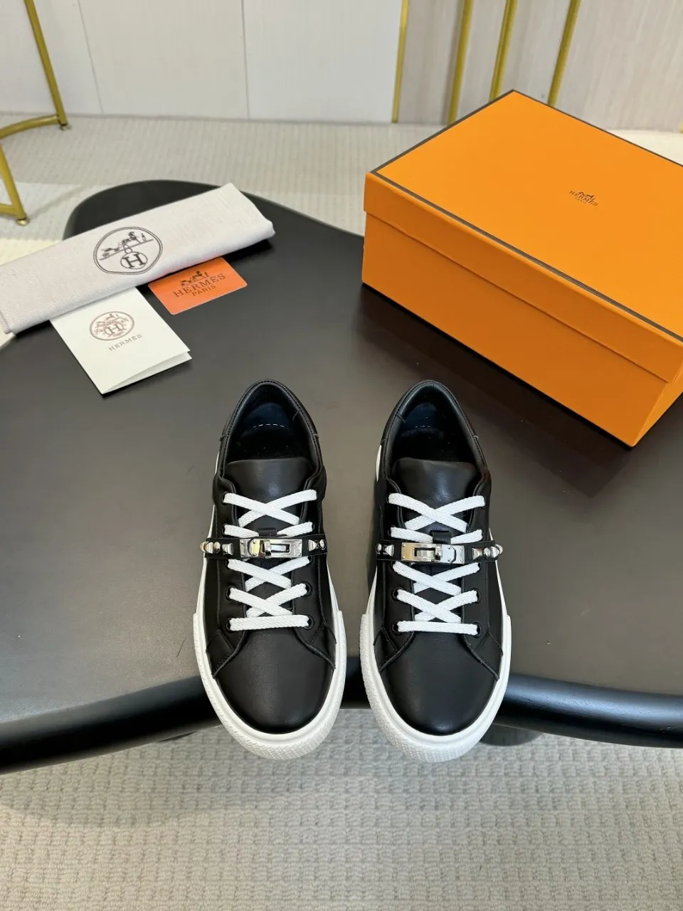 Men's Men's Shoes💰620❤️❤️❤️HERMES 2021 latest Kelly buckle white sneakers are online! The highest version on the market! Purchasing level quality! The H family rarely produces flat casual shoes, and they are styled with classic palladium-plated Kelly shoe buckles! Create a fashionable urban look that perfectly embodies the noble and elegant style of Hermès! Material selection: Fabric imported cowhide, lining + foot pads imported sheepskin, original molded TPU outsole, heavy gold molded kelly buckle full of texture Size: Female: 35-41 (41 is not returnable) Male: 39-45 (45 is not returnable)